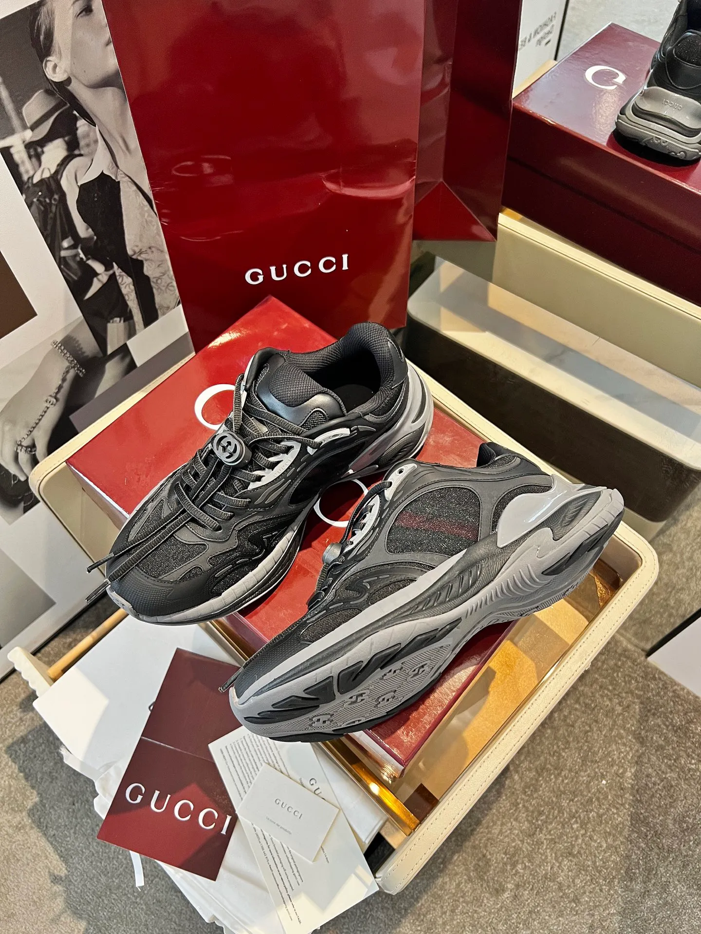 [G Home] P: 900💰 Only men’s models, Size::39-46, (46 customized) 2025Gucci couple series 2.0 sports shoes are made with heavy investment❤️‍🔥❤️‍🔥❤️‍🔥Renewed interpretation of the brand's iconic striped webbing elements😍😍When retro genes collide with futuristic design🎊🎊This new pair of Gucci shoes directly reaches the trend threshold💥 ✔️Color combination of caron contrast + classic stripes, GG reflective piping, visual impact, and comes with a high-light filter for street use ✔️ The structure is made of multi-layer splicing of different materials, mesh is breathable, leather is shaped, and the outsole is made of EVA foam and TPU. 😍😍😍Fashion and practicality are both online ✔️ Detailed double G midsole + iconic double G lock shoelaces, retro DNA is crazy and restless, and every step is based on the trendy aesthetic ❤️❤️❤️❤️
